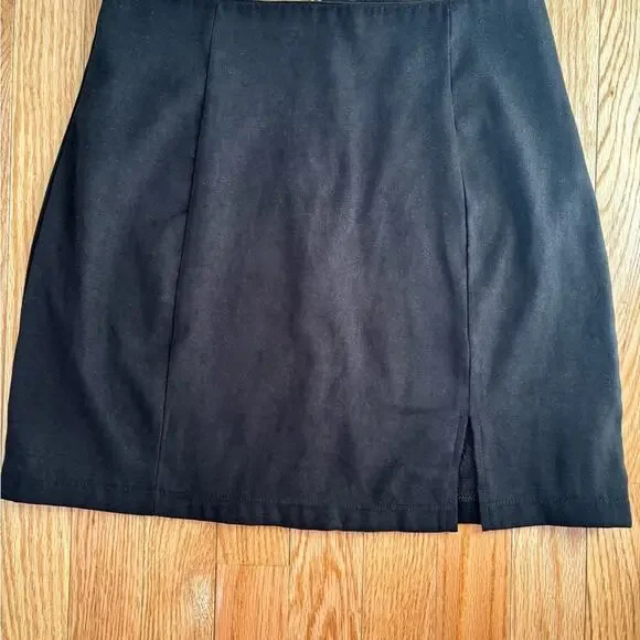 Classic Black Women's Skirt - Picture 2 of 7